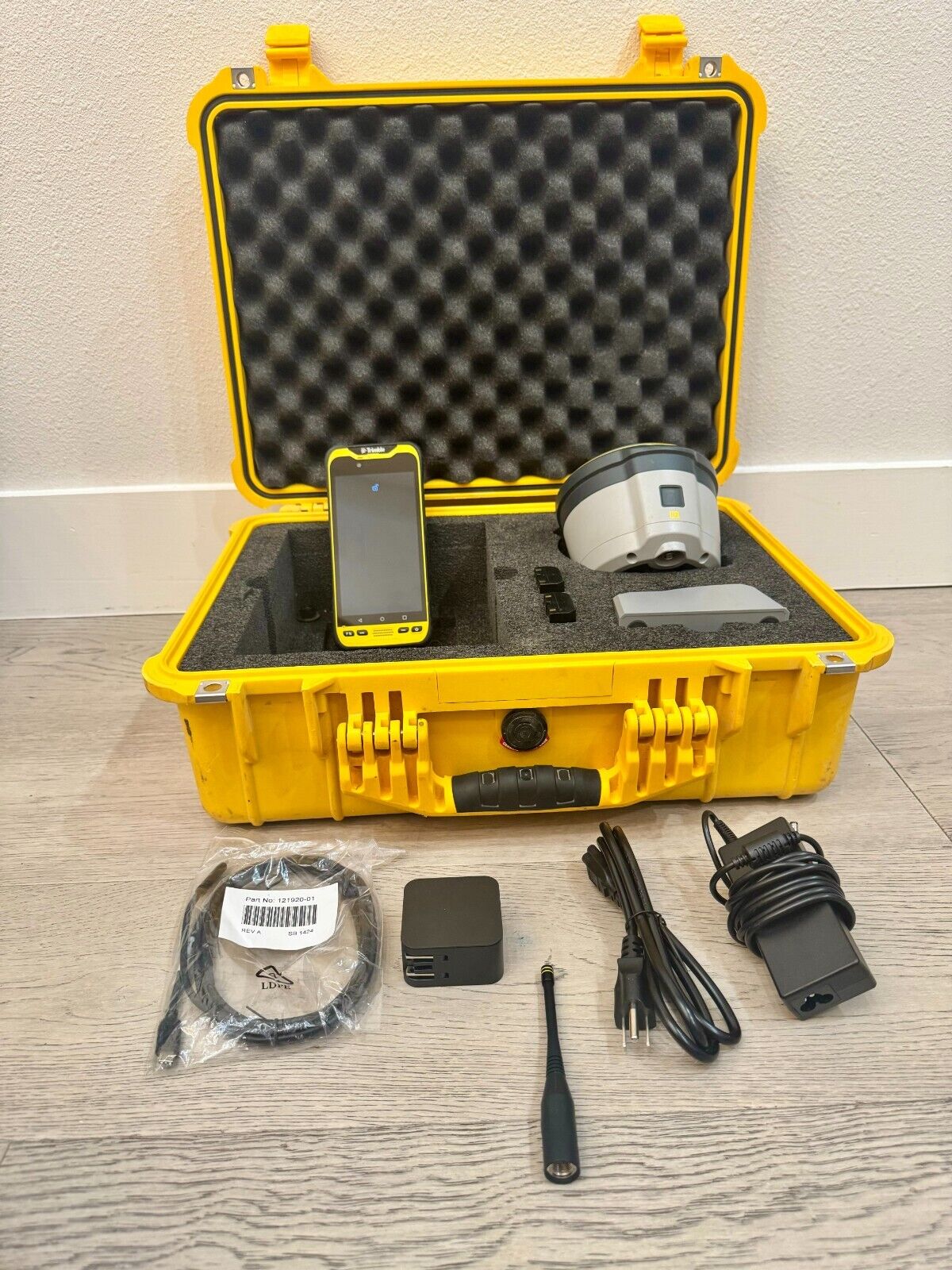 Trimble R2 & TDC600 Model 2 GPS GNSS Kit w/ Access 2024.11 Galileo BeiDou Max CM
