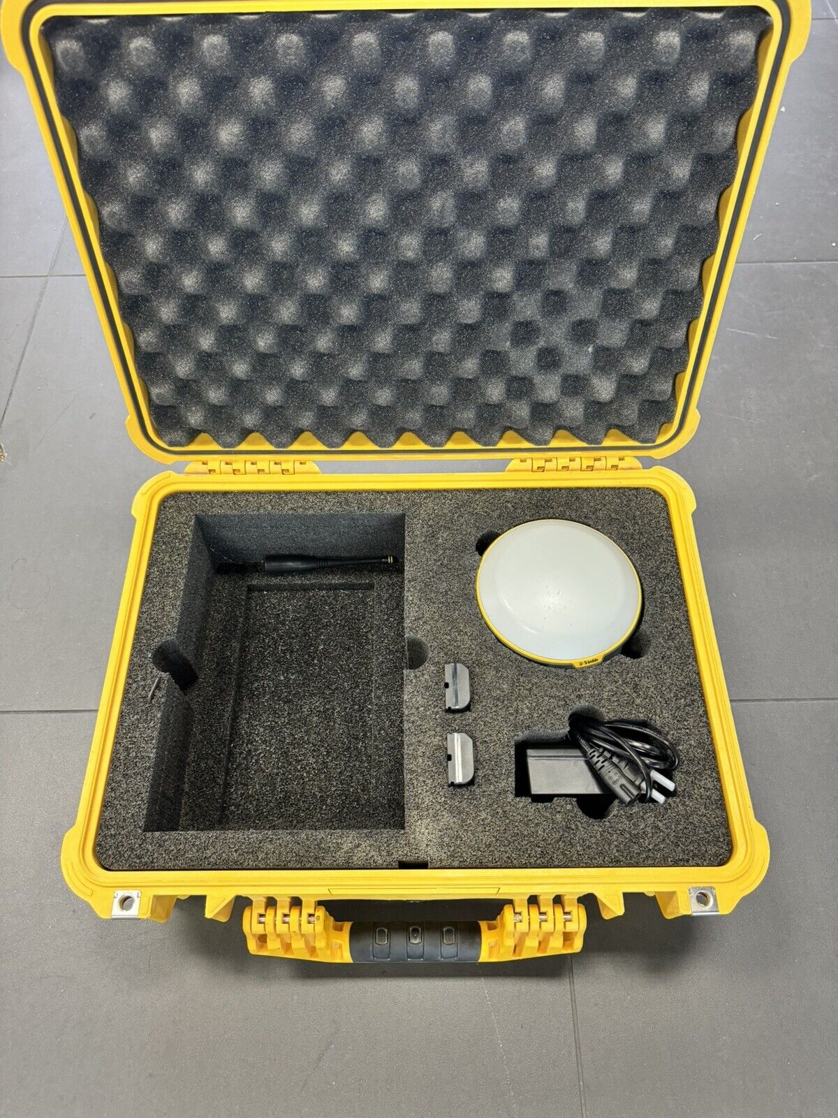 Trimble R2 GPS Glonass BeiDou Galileo Receiver Centimeter NMEA UHF Radio