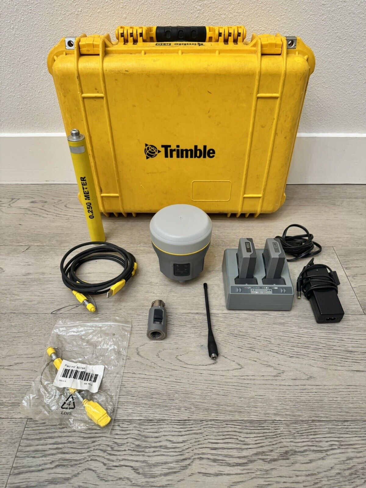 Trimble R10 GPS GNSS Receiver Internal UHF 403-473 MHz Radio TSC3 Access 2017.24