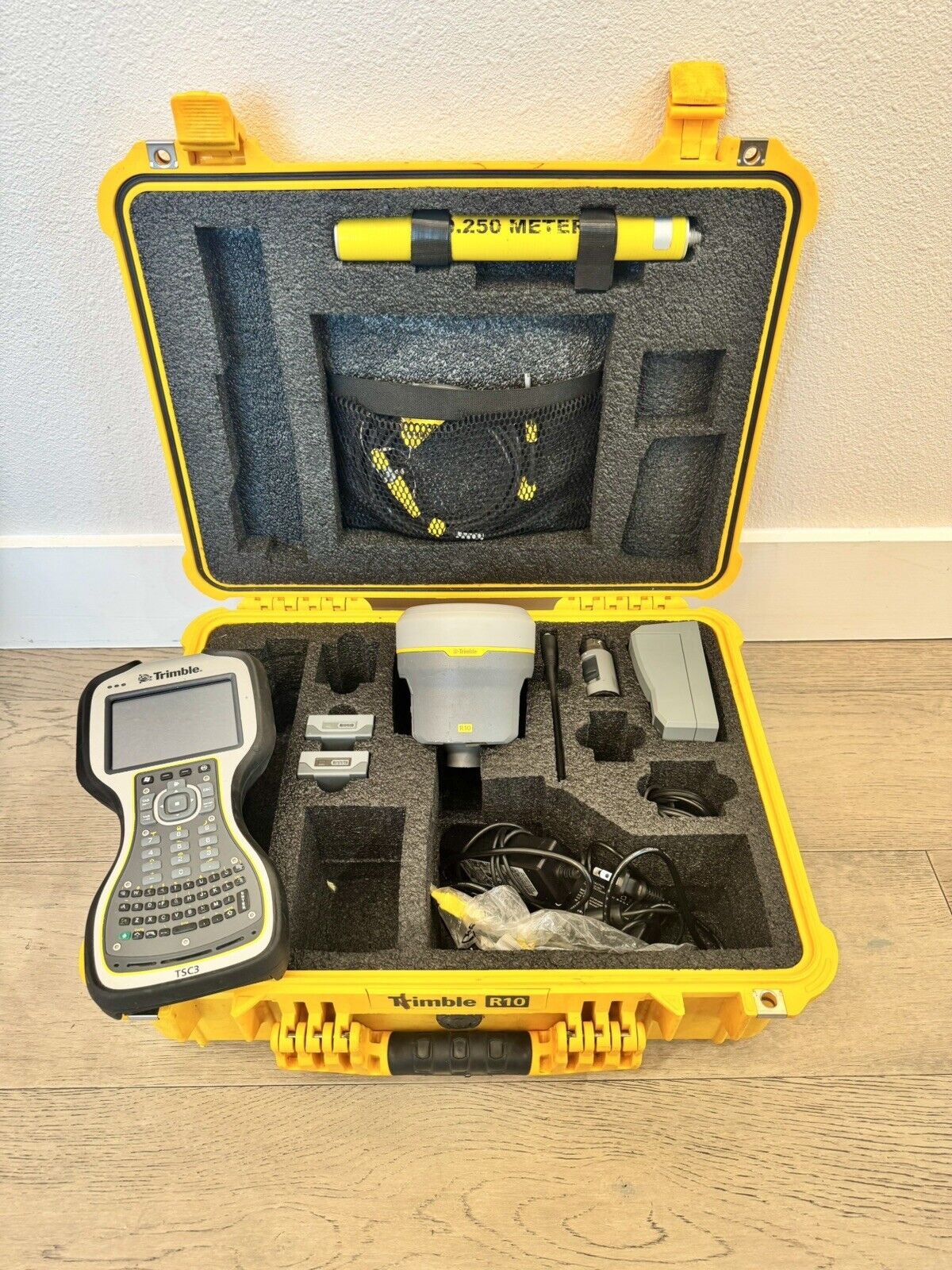 Trimble R10 GPS GNSS Receiver Internal UHF 403-473 MHz Radio TSC3 Access 2017.24