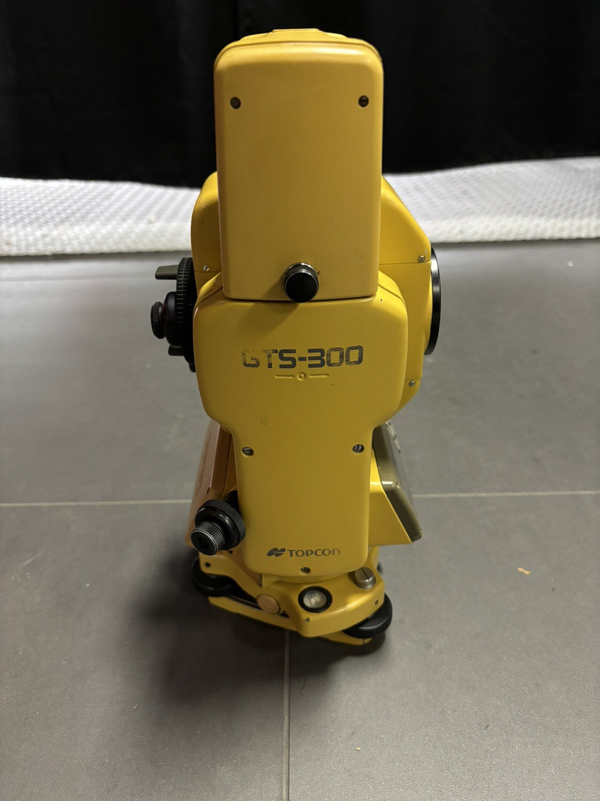 Topcon GTS-304 5" Total Station w/ Battery Charger & Transport Case GTS-300