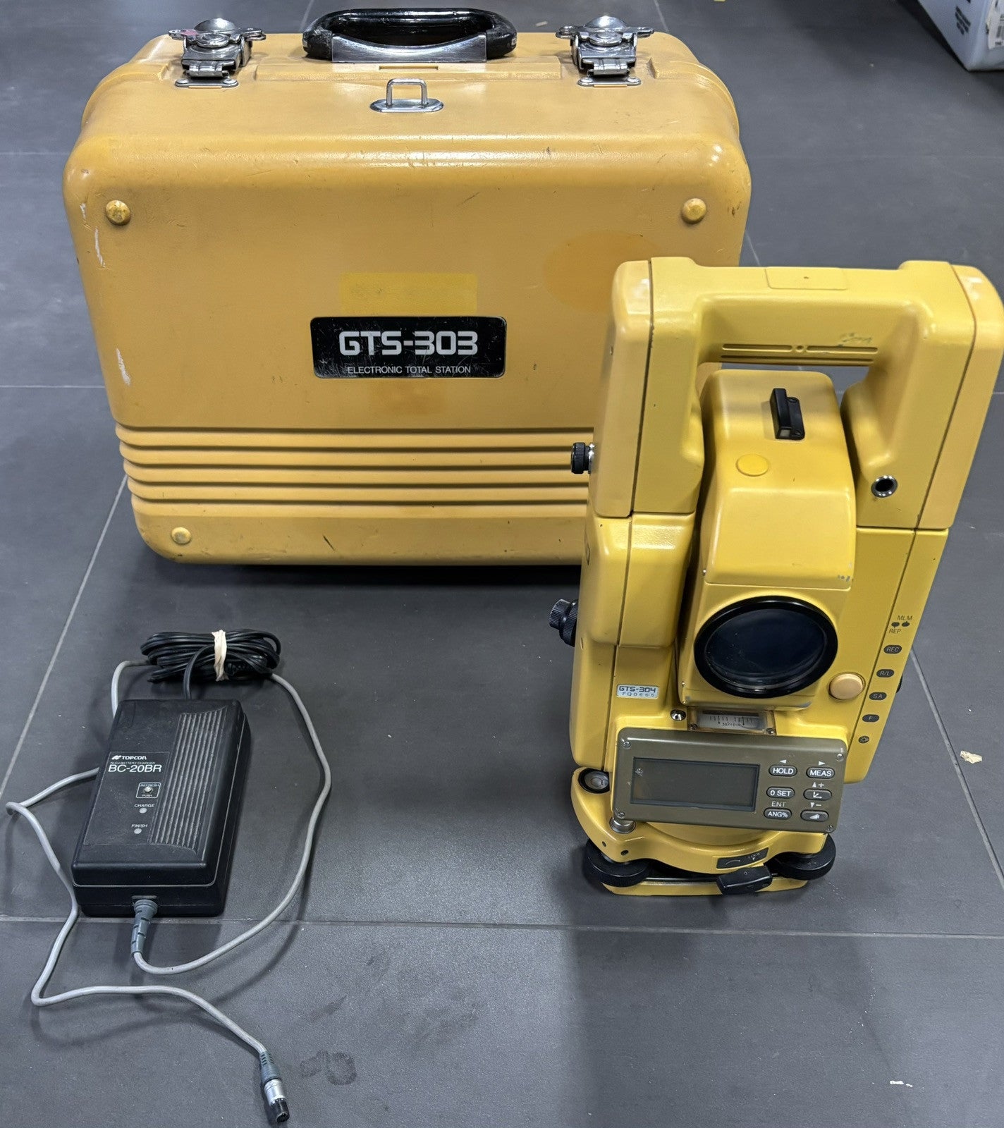 Topcon GTS-304 5" Total Station w/ Battery Charger & Transport Case GTS-300