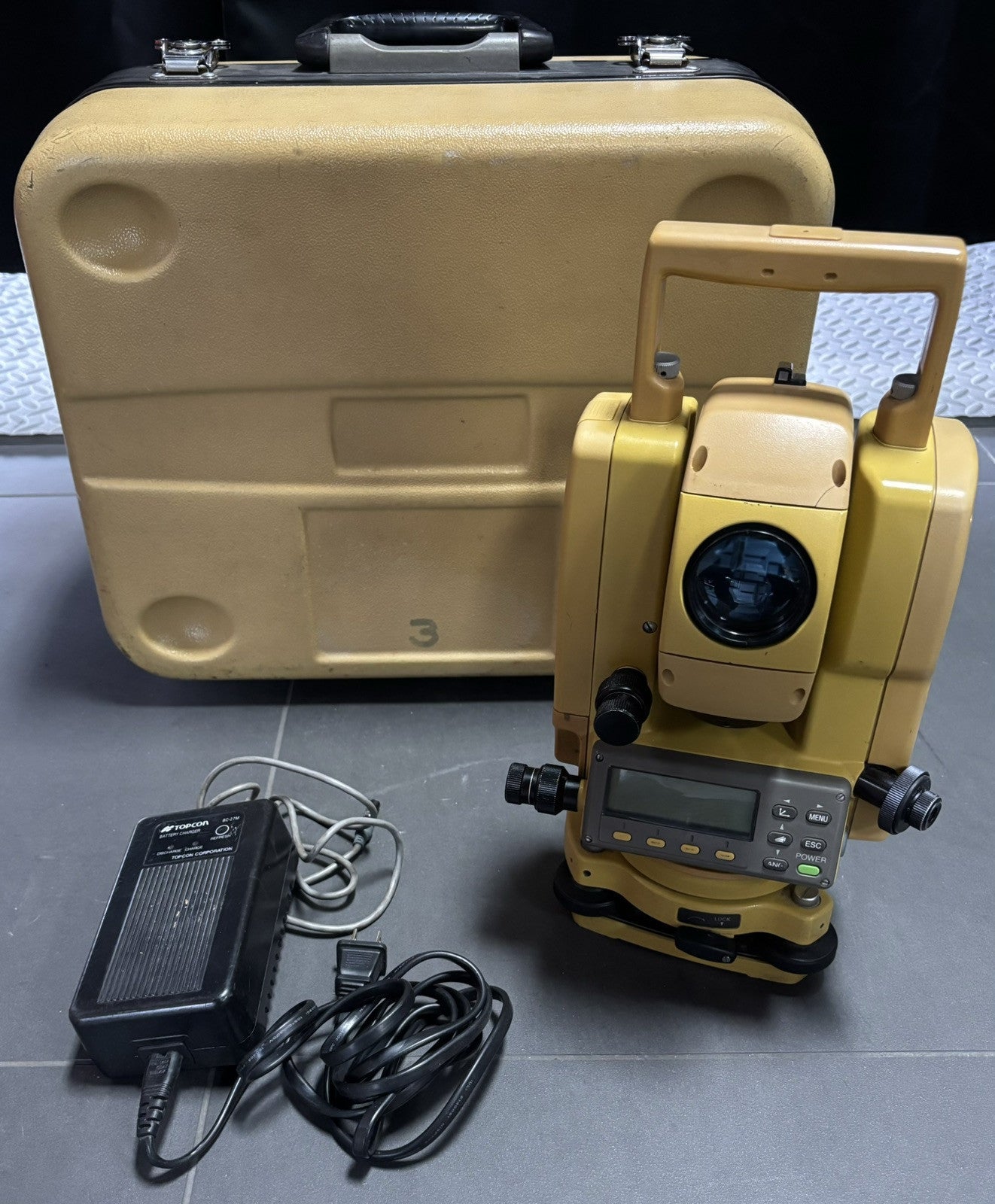 Topcon GTS-211D Total Station w/ Battery Charger & Transport Case GTS-300