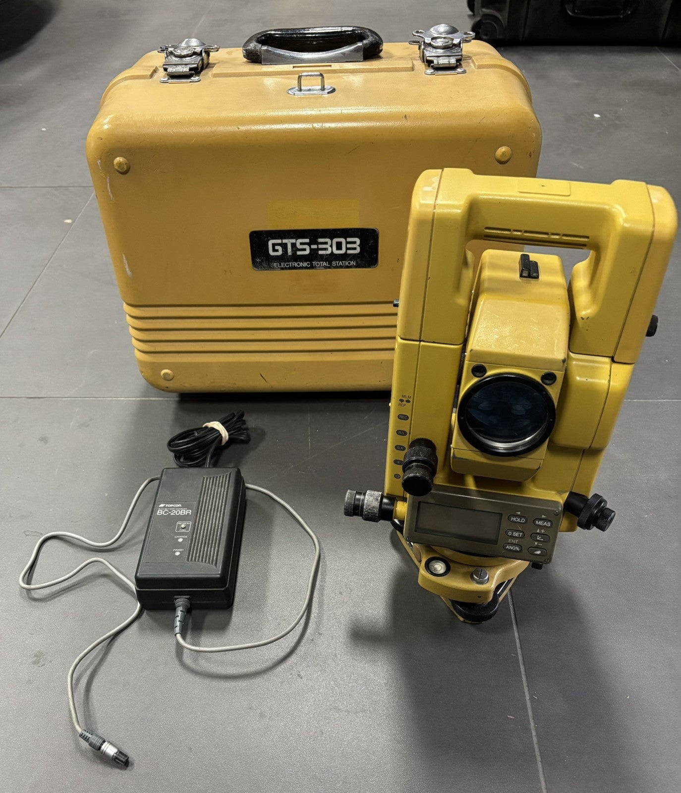 Topcon GTS-301D 2" Total Station w/ Battery Charger & Transport Case GTS-300
