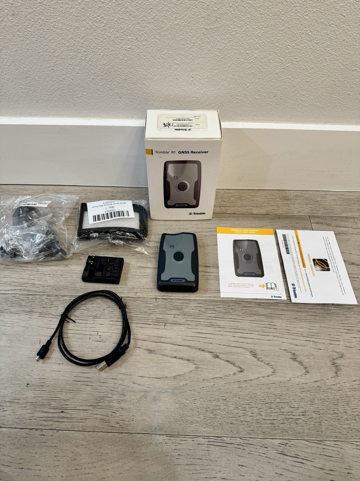 Brand New Trimble R1 GNSS GPS Receiver P/N: 99133 Galileo Beidou GLONASS Pouch